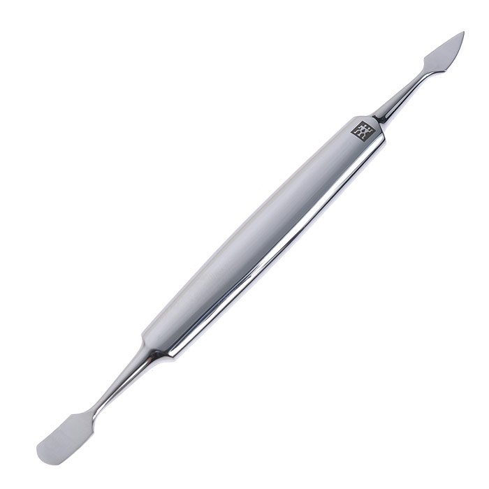 Zwilling Двойной маникюрный инструмент Inox. 88395-10188395-101 Zwilling Двойной маникюрный инструмент Inox. 88395-10188395-101Двойной маникюрный инструмент Zwilling Inox предназначен для обработки ногтей. Изготовлен из высококачественной нержавеющей стали. Уход: Инструмент предохранять от падения на пол. Использовать только по назначению! Не рекомендуется хранить во влажных помещениях. Хранить в недоступном для детей месте. Характеристики: Материал: нержавеющая сталь. Длина: 12 см. Размер упаковки (ДШВ): 20,5 см х 4,5 см х 1,5 см. Производитель: Вьетнам. Артикул: 88395-101. Товар сертифицирован.