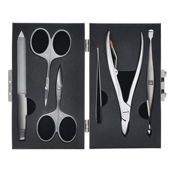 Zwilling Маникюрный набор Twinox, в алюминиевом футляре, 6 предметов. 97055-00097055-000 Zwilling Маникюрный набор Twinox, в алюминиевом футляре, 6 предметов. 97055-00097055-000Маникюрный набор Zwilling Twinox, состоит из 6 предметов: ножниц для ногтей, ножниц для кутикулы, пинцет скошенный, пилочки для ногтей, двойного инструмента для отодвигания кутикулы и чистки под ногтями, кусачек для ногтей. Инструменты изготовлены из высококачественной нержавеющей стали и хранятся в алюминиевом футляре в виде кейса, закрывающегося на небольшие замочки. Уход: Инструменты предохранять от падения на пол. Время от времени смазывать чистым маслом область соединения, винт, внутреннюю часть и режущие кромки кусачек и ножниц. Использовать только по назначению! Затачивать инструменты у специалиста. Хранить в недоступном для детей месте. Характеристики: Материал: нержавеющая сталь. Длина ножниц для ногтей: 9 см. Длина ножниц для кутикулы: 9 см. Длина пинцета: 9 см. Общая длина пилочки: 13 см. Длина пилящей поверхности: 6,6 см. Длина двойного маникюрного инструмента: 12,5...