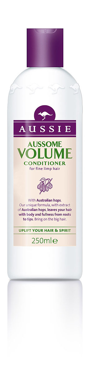 Aussie Бальзам-кондиционер Aussome Volume, для тонких волос, 250 мл81446442 Aussie Бальзам-кондиционер Aussome Volume, для тонких волос, 250 мл81446442Супер-объем для легких на подъем! Некоторым волосам объем можно придать всего двумя способами: либо отменить гравитацию, либо позволить им немного захмелеть. Над первым способом мы продолжаем работать, а вторым уже можно пользоваться. Бальзам-кондиционер Aussie Aussome Volume с экстрактом австралийского хмеля смеется в лицо тонким и безжизненным волосам, возвращая им объем и форму. Содержащиеся в кондиционере протеины, питают волосы, восстанавливая их и защищая от губительного влияния всех остальных средств, которые ты используешь для достижения объема. Так что поверь, даже если ты не любишь пиво, хмельной объем в волосах тебе точно понравится. - Бальзам-ополаскиватель Aussie Aussome Volume так напитает волосы хмелем, протеинами и другими полезными элементами, что они приобретут звездный объем и (пуленепробиваемую) защиту от повреждений. Способ применения: Нанесите на влажные чистые волосы. Промойте теплой водой. Для по-настоящему большого объема...