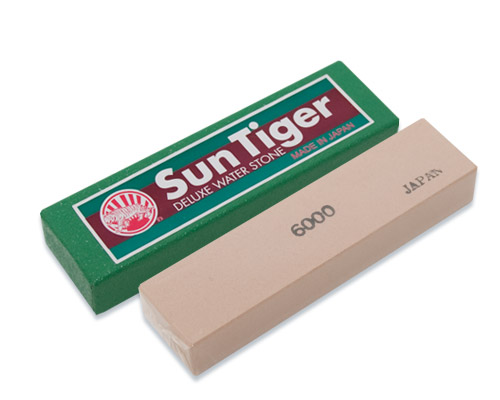 Камень точильный Tojiro Sun Tiger, водный, финишный, #6000SWP-060 Камень точильный Tojiro Sun Tiger, водный, финишный, #6000SWP-060Точильный камень Tojiro Sun Tiger предназначен для заточки кухонных ножей. Камень имеет мелкозернистую поверхность, которая подходит для окончательной заточки и полировки лезвия. Перед использованием камень необходимо замочить в воде на 3-5 минут. Характеристики: Материал: абразивные материалы. Размер камня: 10,5 см х 2,5 см х 1,5 см. Зернистость: # 6000. Размер упаковки: 11 см х 3 см х 2 см. Артикул: SWP-060.