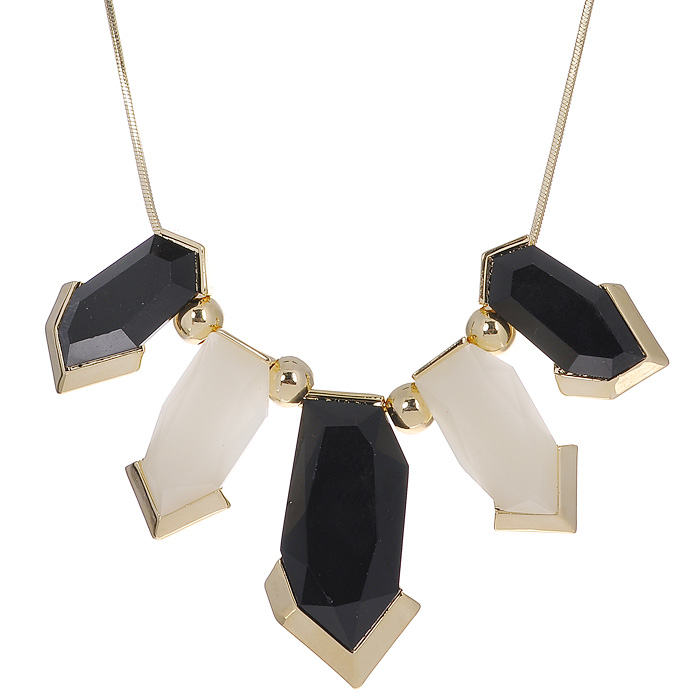 Колье Taya LX, цвет: белый, черный. T-B-7121-NECK-GL.BLACKT-B-7121-NECK-GL.BLACK Колье Taya LX, цвет: белый, черный. T-B-7121-NECK-GL.BLACKT-B-7121-NECK-GL.BLACKСтильное колье Taya LX выполненное из золотистого металла и пластика, не оставит равнодушной ни одну любительницу изысканных и необычных украшений. Колье состоит из цепочки и декоративных элементов. Колье имеет надежную застежку-карабин с регулирующей длину цепочкой. Такое колье позволит вам с легкостью воплотить самую смелую фантазию и создать собственный, неповторимый образ. Характеристики: Материал: металл, пластик, текстиль. Цвет: белый, черный. Длина колье: 22 см Размеры декоративного элемента: 2 см х 0,5 см. Артикул: T-B-7121-NECK-GL.BLACK.
