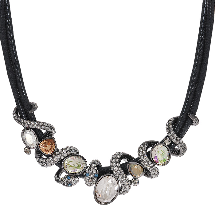 Колье Taya LX, цвет: мульти, черный. T-B-7223-NECK-BK.HEMATITET-B-7223-NECK-BK.HEMATITE Колье Taya LX, цвет: мульти, черный. T-B-7223-NECK-BK.HEMATITET-B-7223-NECK-BK.HEMATITEСтильное колье Taya LX выполненное из серебристого металла, стразов, камней и текстиля, не оставит равнодушной ни одну любительницу изысканных и необычных украшений. Колье состоит из текстильной цепочки и двух декоративных элементов. Колье имеет надежную застежку-карабин с регулирующей длину цепочкой. Такое колье позволит вам с легкостью воплотить самую смелую фантазию и создать собственный, неповторимый образ. Характеристики: Материал: металл, пластик, текстиль. Цвет: мульти, черный. Длина колье: 21 см Размеры декоративного элемента: 2 см х 5,5 см. Артикул: T-B-7223-NECK-BK.HEMATITE.