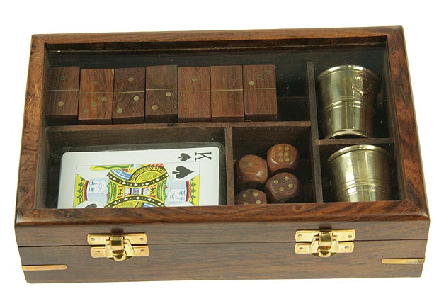 Подарочный игровой набор Русские Подарки Домино, игральные карты, кости, размер: 22*14*5 см. 3319533195 Подарочный игровой набор Русские Подарки Домино, игральные карты, кости, размер: 22*14*5 см. 3319533195Подарочный игровой набор, состоящий из колоды игральных карт, домино, игральных костей и двух стаканчиков, послужит отличным подарком для любителя настольных игр. Предметы набора хранятся в деревянной шкатулке со стеклянной крышкой. Лаконичность оформления в сочетании с качеством используемых материалов - залог презентабельности вашего подарка.