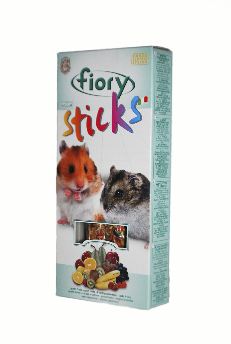Лакомство Fiory для хомяков, палочки с фруктами, 100 г02650 Лакомство Fiory для хомяков, палочки с фруктами, 100 г02650Палочки Fiory для хомяков с десятью различными элементами, обогащены вкусным воздушным рисом. Это отличное угощение и добавка к рациону наших маленьких друзей. Клейкий элемент особенно вкусен, и хомячкам легко грызть его: это позволяет хомячкам грызть семена, не раскалывая их на кусочки и не разбрасывая крошки по дну клетки. Поскольку продукт отличается высоким содержанием белка, им не следует злоупотреблять. Как и все подобного рода дополнительное питание, палочки считаются лакомством и являются добавкой к обычному рациону. Состав: злаковые, пекарные продукты, семена, дрожжи, естественные ароматизаторы, красители и антиокислители: добавки CEE. Вес: 100 г. Товар сертифицирован.