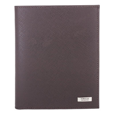 Портмоне вертикальное мужское Tirelli Виктория, цвет: коричневый. 15-312-0315-312-03 Портмоне вертикальное мужское Tirelli Виктория, цвет: коричневый. 15-312-0315-312-03Вертикальное мужское портмоне Tirelli Виктория изготовлено из натуральной кожи коричневого цвета с матовой текстурой. Портмоне оформлено фирменным логотипом. Внутри имеется 1 отделение для купюр, кармашек на кнопке для монет, 3 прорезных кармана для хранения пластиковых карт, визиток, дисконтных карт и т. п. и 3 потайных кармашка. Такое портмоне не только поможет сохранить внешний вид ваших документов и защитит их от повреждений, но и станет ярким аксессуаром, который подчеркнет ваш образ. Изделие упаковано в подарочную коробку синего цвета с логотипом фирмы Tirelli.