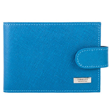 Футляр для карточек Tirelli Виктория, цвет: голубой. 15-313-0215-313-02 Футляр для карточек Tirelli Виктория, цвет: голубой. 15-313-0215-313-02Футляр для карточек Tirelli Виктория изготовлен из натуральной кожи голубого цвета с рельефной текстурой. Закрывается футляр при помощи хлястика на кнопку. Внутри содержится блок из 10 прозрачных файлов на 18 пластиковых карт или визиток. Такой футляр не только поможет держать в одном месте все пластиковые карты, но и стильно дополнит ваш яркий образ. Футляр упакован в подарочную коробку синего цвета с логотипом фирмы Tirelli. Характеристики: Материал: натуральная кожа, пластик, металл. Цвет: голубой. Размер футляра: 10 см х 7 см х 1 см. Количество листов: 10 шт. Размер упаковки: 12,5 см х 8 см х 2 см. Артикул: 15-313-02.