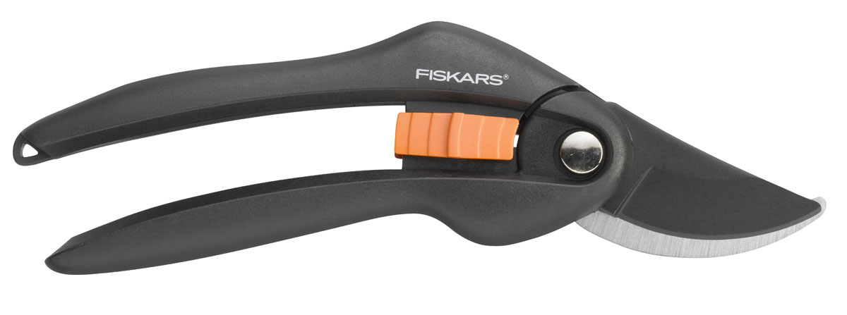 Секатор плоскостной для свежих ветвей Fiskars P26, рез 22 мм111260 Секатор плоскостной для свежих ветвей Fiskars P26, рез 22 мм111260Серия инструментов Single Step - это просто находка, как для начинающих садоводов, так и для профессионалов. Особенности секатора: Прочные ручки для комфортного захвата Эргономичная конструкция для продолжительной работы Антифрикционное покрытие верхнего лезвия Лезвия из углеродистой стали Удобная блокировка лезвий Подходит как для правшей, так и для левшей Отверстие для крепления контактной манжеты Подходит для подрезки живой древесины Характеристики: Материал: металл, пластик. Длина секатора: 20,8 см. Рез: 2,2 cм. Размер упаковки: 26 см х 8 см х 2,5 см.
