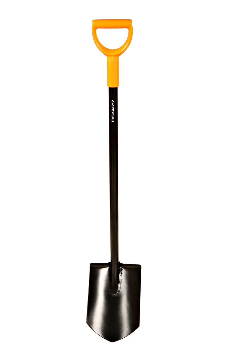 Лопата штыковая Fiskars, 1,17 м131413 Лопата штыковая Fiskars, 1,17 м131413Лопаты Fiskars серии Эргокомфорт предназначены для продолжительной работы в саду и огороде. Прочное сварное соединение стального черенка и лезвия обеспечивает длительный срок службы инструмента. Эргономичная рукоятка позволяет прилагать меньше усилий при работе. К тому же, использование качественных материалов обеспечивает долговечность и комфорт. Все инструменты серии Эргокомфорт легко узнать по фирменным цветам Fiskars: они окрашены в черный цвет и оснащены яркой оранжевой рукояткой. Особенности лопаты: Лопата хорошо подходит для копания каменистой, глинистой и твердой почвы Заточенное лезвие позволяет копать и перерезать корни Рукоятка в форме буквы D подойдет для руки любого размера; для работы в перчатках и без Сварное соединение между лезвием и черенком придает лопате дополнительную жесткость и обеспечивает легкое проникновение в почву Использование борсодержащей стали придает лопате дополнительную жесткость и обеспечивает легкое...