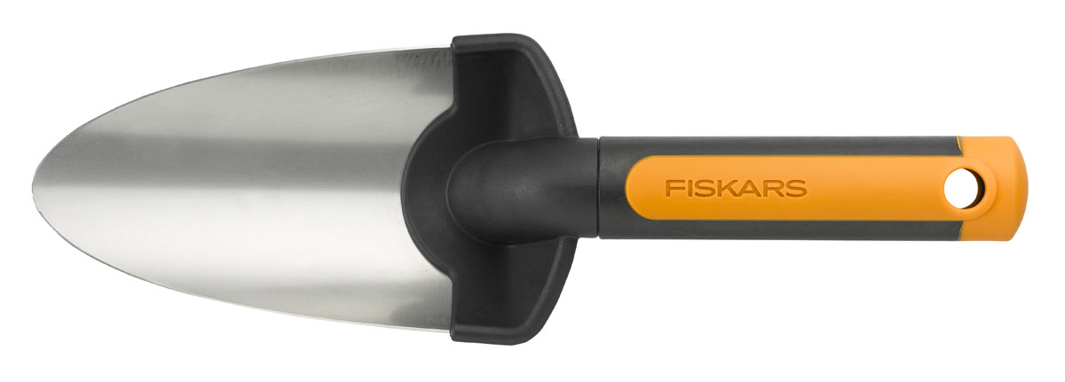 Совок широкий Fiskars с лезвием из нержавеющей стали, 26 см137200 Совок широкий Fiskars с лезвием из нержавеющей стали, 26 см137200Эргономичная конструкция садово-посадочного инвентаря Fiskars позволяет комфортно проводить посадку, культивацию, прополку и посев. Этими инструментами можно пользоваться как в помещении, так и на открытом воздухе. Закругленная форма углов разработана специально для сведения к минимуму повреждений корней и почвы. Особенности совка: Предназначен для посадки и пересадки растений в твердой почве Лезвие изготовлено из прочной нержавеющей стали Прочный и легкий корпус из материала FiberComp Рукоятка дополнена оранжевыми упругими вкладками SoftGrip для удобного захвата Петля на рукоятке упрощает хранение инструмента Характеристики: Материал: металл, пластик. Длина совка: 26 см. Размер упаковки: 26 см х 8,5 см х 5 см.