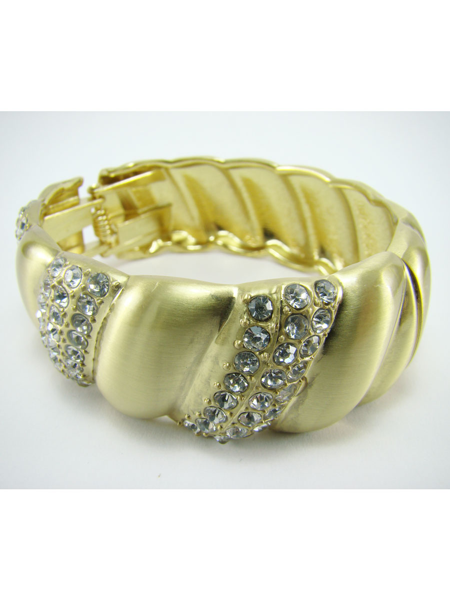 Браслет Taya, цвет: золотистый. T-B-7048-BRAC-GOLDT-B-7048-BRAC-GOLD Браслет Taya, цвет: золотистый. T-B-7048-BRAC-GOLDT-B-7048-BRAC-GOLDОригинальный браслет Taya выполнен из металла и декорирован стразами. Браслет соединяется пружиной, благодаря чему его легко надевать и снимать. Браслет Taya позволит вам с легкостью воплотить самую смелую фантазию и создать собственный, неповторимый образ. Характеристики: Материал: металл, стразы. Диаметр браслета: 6,5 см. Ширина браслета: 2,5 см. Артикул: T-B-7048-BRAC-GOLD.