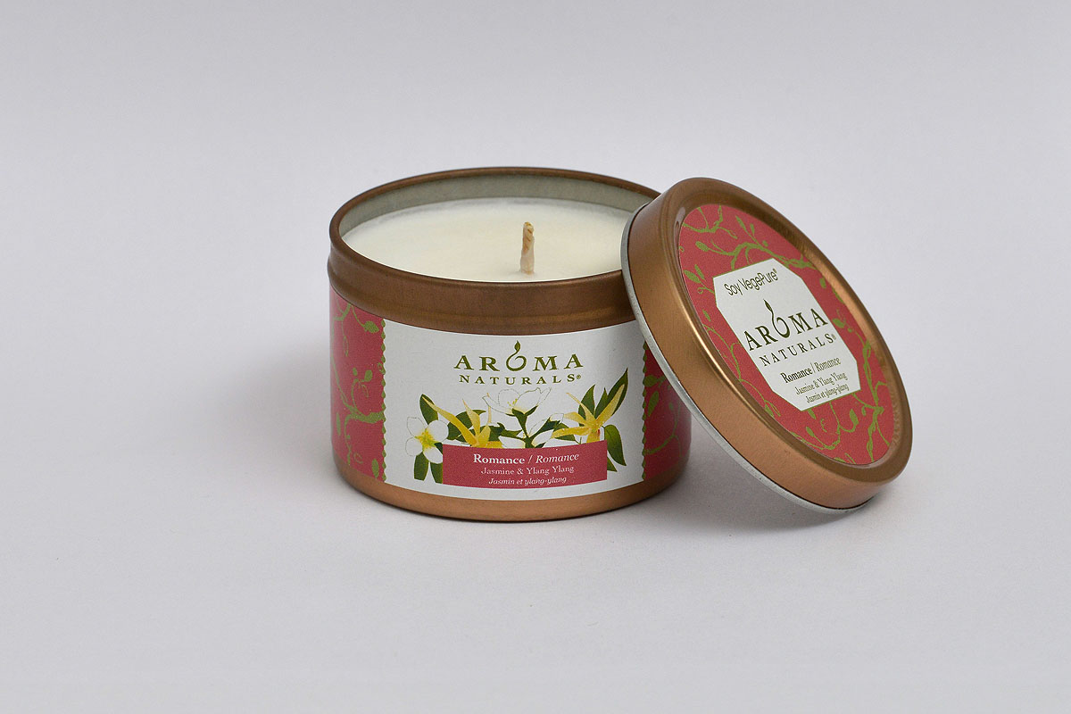 Aroma Naturals Соевая свеча Романтика, с иланг-иланг и жасмином, 80 гAR02321 Aroma Naturals Соевая свеча Романтика, с иланг-иланг и жасмином, 80 гAR02321Натуральная соевая свеча Aroma Naturals Романтика с эфирными ароматами иланг-иланг и жасмина имея в своем составе только исключительные натуральные компоненты истончает нежный аромат и способствует романтическому настроению. Время горения составляет 15 часов. Характеристики: Состав: соевый воск, растительный воск, масло иланг-иланг, масло жасмина. Вес: 80 г. Размер упаковки: 6 см х 6 см х 4,5 см. Производитель: США. Товар сертифицирован.