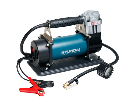Компрессор Hyundai Expert. HY 90HY 90 Компрессор Hyundai Expert. HY 90HY 90Компрессор Hyundai предназначен для накачивания автомобильных, мотоциклетных и велосипедных шин, надувного спортинвентаря. Современный, удобный и простой в применении компрессор с расширенной комплектацией - игла для накачки мячей, насадки для надувных изделий, сумка для хранения. Работает от гнезда прикуривателя с напряжением 12 В. Особенности компрессора: Клеммы для подключения Манометр ATM/PSI Предохранитель на 30 А Профессиональный коннектор для подключения к колесу Характеристики: Материал: пластик, металл. Размер компрессора: 25 см x 10 см x 18 см. Напряжение: 12-14 V. Время накачивания колеса размером R15/195/60 до 2,3 АТМ: 0,5 мин. Рабочий ток: 25 А. Время непрерывной работы: 45 мин. Размер упаковки: 30 см x 16,5 см x 21 см. Производитель: Китай.