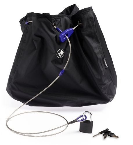 Сумка с тросом PacSafe C35L Stealth, цвет: черныйPD103BK Сумка с тросом PacSafe C35L Stealth, цвет: черныйPD103BKПредусмотрена защита от перерезания и приспособления для крепления к неподвижным предметам. Как и изделия оригинальной запатентованной серии pacsafe, эти чехлы рассчитаны на сумки объемом 35 л соответственно. При этом уменьшенный проем позволяет надежно защитить вещи от воров. Характеристики: Материал: 210D нейлон, нержавеющая сталь. Размер сумки: 27 см x 39 см x 35 см. Цвет: черный. Размер упаковки: 23 см х 10 см х 10 см. Артикул: PD103BK.