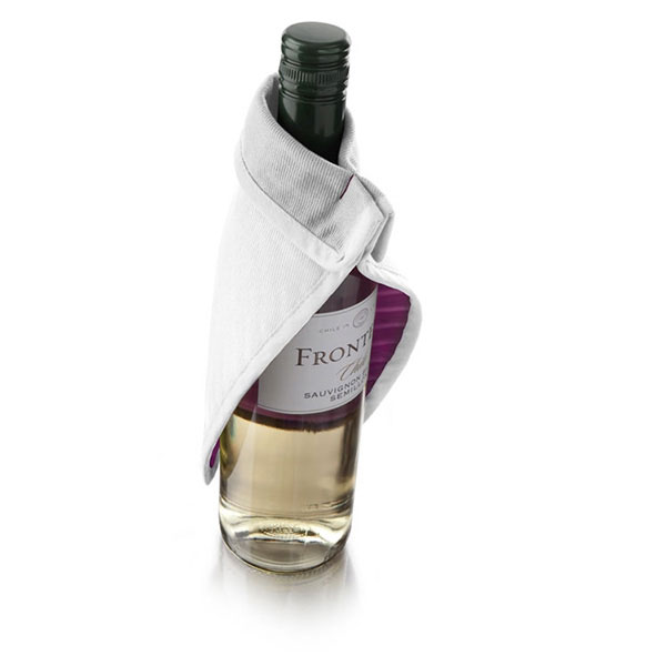 Прихватка VacuVin Screw Cap Opener для открывания винтовых крышек6855360 Прихватка VacuVin Screw Cap Opener для открывания винтовых крышек6855360Текстильная прихватка VacuVin Screw Cap Opener предназначена для того, чтобы легко открывать винные бутылки с завинчивающейся крышкой и стильно подавать вино к столу. Внутри находится силиконовая манжета, которая обеспечивает надежное сцепление с винтовой крышкой во время открывания бутылки, а также приглушает сопровождающий этот процесс звук. Кроме того, она позволяет разлить вино без риска, что холодная и влажная от конденсата бутылка может выскользнуть у вас из рук. Для еще лучшего сцепления с бутылкой, внутренняя поверхность салфетки выполнена из силикона. Прихватка VacuVin Screw Cap Opener придает процессу открывания бутылок с винтовой крышкой элегантность. Характеристики: Материал: текстиль (80% полиэстер, 20% хлопок), силикон. Размер прихватки (в сложенном виде): 20 см х 10 см. Артикул: 6855360.