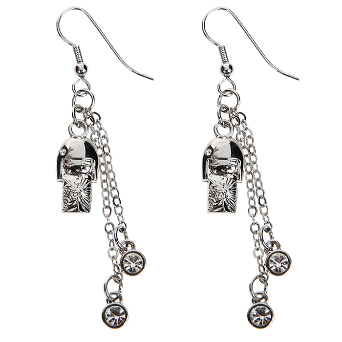 Серьги женские Kimmidoll Шигеми (Энергия), цвет: серебристый. KF0921KF0921 Серьги женские Kimmidoll Шигеми (Энергия), цвет: серебристый. KF0921KF0921Очаровательные серьги, выполненные с подвеской а виде куколки Шигеми из высококачественного металла, оформлены кристаллами Swarovski белого цвета и упакованы в подарочную коробку. Такие серьги с лазерной гравировкой прекрасно подойдут к любому образу. Привет, меня зовут Шигеми! Я талисман энергии. Я смелая и полна энтузиазма. Ваша страстная натура и искренней энтузиазм во всем, что вы делаете, - это проявление моего духа. Пусть ваша жизнь всегда будет яркой и радостной, и окружающий вас мир сияет и светится вместе с вами Характеристики: Материал: металл, кристаллы Swarovski. Цвет: серебристый. Размер подвески-куколки: 1,5 см х 0,7 см х 0,3 см. Общая длина серьги: 6,5 см. Размер упаковки: 5 см x 9 см x 3 см. Производитель: Китай. Артикул: KF0921.