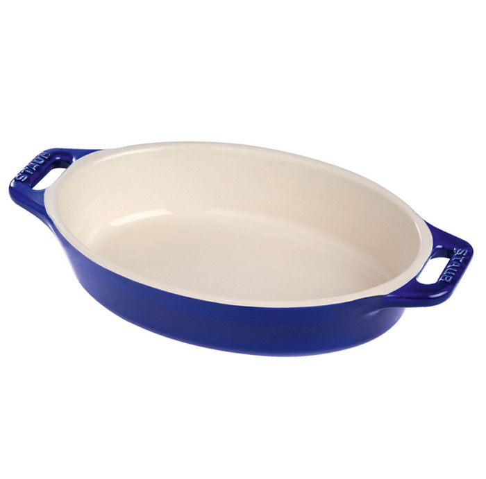 Форма овальная керамическая Staub, цвет: темно-синий, 29 см х 20 см х 5,5 см40510-807 Форма овальная керамическая Staub, цвет: темно-синий, 29 см х 20 см х 5,5 см40510-807Овальная форма Staub изготовлена из керамики, покрытой эмалью из стеклянного порошка. Не содержит свинца. Она отлично подойдет для приготовления и подачи на стол разнообразных запеканок, кексов и пирогов. Подходит для использования в духовке, гриле и микроволновой печи, может использоваться для сервировки. Нельзя использовать на открытом огне. Можно помещать в морозильную камеру, но не ставить керамическую посуду из морозильной камеры сразу в горячую духовку. Можно мыть в посудомоечной машине или вручную, используя губку. Сушить вверх дном. Максимальная и минимальная температура использования: +300°С/-20°С.