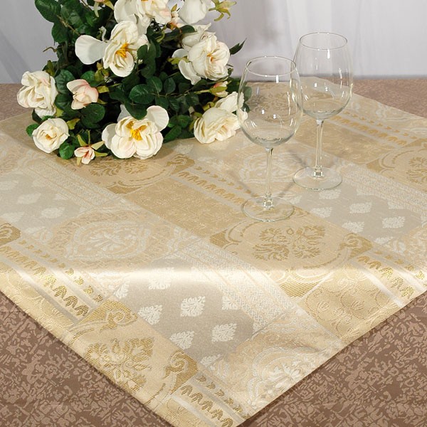 Скатерть Schaefer, квадратная, цвет: бежевый, 85 x 85 см. 06614-10006614-100 Скатерть Schaefer, квадратная, цвет: бежевый, 85 x 85 см. 06614-10006614-100Очень стильная скатерть Schaefer, выполненная из полиэстера бежевого цвета, украшена золотистой вышивкой. Вышивка дает эффект объема за счет направления стежков при вышивании. Изделия из полиэстера легко стирать: они не мнутся, не садятся и быстро сохнут, они более долговечны, чем изделия из натуральных волокон. Вы можете использовать скатерть для декорирования стола, комода, журнального столика. В любом случае она добавит в ваш дом стиля, изысканности и неповторимости. Характеристики: Материал: 100% полиэстер. Цвет: бежевый. Размер скатерти: 85 см х 85 см. Немецкая компания Schaefer создана в 1921 году. На протяжении всего времени существования она создает уникальные коллекции домашнего текстиля для гостиных, спален, кухонь и ванных комнат. Дизайнерские идеи немецких художников компании Schaefer воплощаются в текстильных изделиях, которые сделают ваш дом красивее и уютнее и не останутся незамеченными вашими гостями. Дарите себе и...