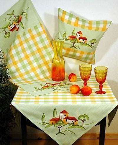 Дорожка для декорирования стола Schaefer, прямоугольная, цвет: зеленый, 40 x 90 см 62226222/175-40*90 Дорожка для декорирования стола Schaefer, прямоугольная, цвет: зеленый, 40 x 90 см 62226222/175-40*90Дорожка Schaefer выполнена из высококачественного полиэстера зеленого цвета и украшена изображением домиков, вышитым гладью. Вы можете использовать дорожку для декорирования стола, комода или журнального столика. Благодаря такой дорожке вы защитите поверхность мебели от воды, пятен и механических воздействий, а также создадите атмосферу уюта и домашнего тепла в интерьере вашей квартиры. Изделия из искусственных волокон легко стирать: они не мнутся, не садятся и быстро сохнут, они более долговечны, чем изделия из натуральных волокон. Характеристики: Материал: 100% полиэстер. Размер: 40 см х 90 см. Цвет: зеленый. Немецкая компания Schaefer создана в 1921 году. На протяжении всего времени существования она создает уникальные коллекции домашнего текстиля для гостиных, спален, кухонь и ванных комнат. Дизайнерские идеи немецких художников компании Schaefer воплощаются в текстильных изделиях, которые сделают ваш дом красивее и...
