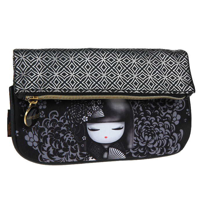 Косметичка Kimmidoll Шигеми (Энергия). KF0881KF0881 Косметичка Kimmidoll Шигеми (Энергия). KF0881KF0881Привет, меня зовут Шигеми! Я талисман энергии. Я смелая и полна энтузиазма. Ваша страстная натура и искренней энтузиазм во всем, что вы делаете, - это проявление моего духа. Пусть ваша жизнь всегда будет яркой и радостной, и окружающий вас мир сияет и светится вместе с вами! Представляем Вашему вниманию долгожданную новинку из уже всем полюбившиеся коллекции кукол Кокеши, а именно косметички. Эта милая косметичка придется по душе всем ценителям красивого и необычного. Она отлично подойдет для хранения косметики и нужных вещей. Пусть эта косметичка сопровождает тебя и в поездках, и в повседневной жизни. В чем ее плюсы: Выполнена из приятной атласной ткани; Закрывается на молнию; Можно использовать как пенал или дорожную аптечку. Характеристики: Материал: ткань, атлас, металл. Размер косметички: 21 см х 20 см. Производитель: Китай. Артикул: KF0881. Возрастная категория: 6+.