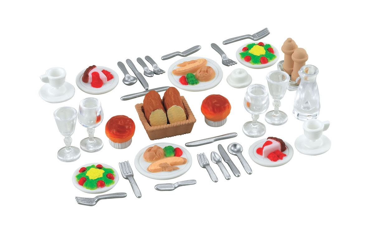 Sylvanian Families Игровой набор Ужин2818 Sylvanian Families Игровой набор Ужин2818Игровой набор Sylvanian Families Ужин привлечет внимание вашей малышки и не позволит ей скучать. Набор включает в себя тарелки и приборы для сервировки стола, графин, бокалы, солонку и множество вкусных угощений. Ваша малышка будет часами играть с набором, придумывая различные истории. Sylvanian Families - это целый мир маленьких жителей, объединенных общей легендой. Жители страны Sylvanian Families - это кролики, белки, медведи, лисы и многие другие. У каждого из них есть дом, в котором есть все необходимое для счастливой жизни. В городе, где живут герои, есть школа, больница, рынок, пекарня, детский сад и множество других полезных объектов. Жители этой страны живут семьями, в каждой из которой есть дети. В домах Sylvanian Families царит уют и гармония. Домашние животные радуют хозяев. Здесь продумана каждая мелочь, от одежды до мебели и аксессуаров.