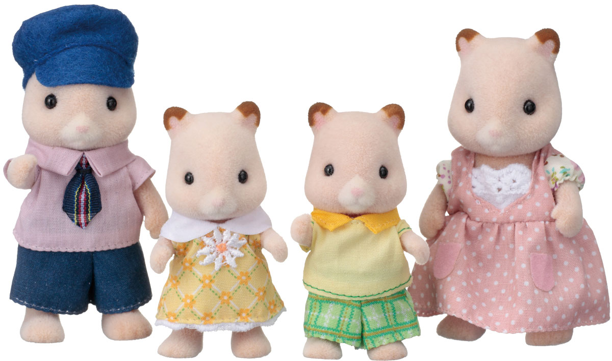 Sylvanian Families Набор фигурок Семья Хомяков3584 Sylvanian Families Набор фигурок Семья Хомяков3584Игровой набор Sylvanian Families Семья Хомяков привлечет внимание вашей малышки и не позволит ей скучать. Набор включает в себя фигурки хомяков: мамы, папы, дочки и сыночка. Симпатичные животные выполнены из пластика и покрыты мягким приятным на ощупь флоком. Они одеты в костюмчики и платья, которые с легкостью можно снять при необходимости. Ваша малышка будет часами играть с набором, придумывая различные истории. Sylvanian Families - это целый мир маленьких жителей, объединенных общей легендой. Жители страны Sylvanian Families - это кролики, белки, медведи, лисы и многие другие. У каждого из них есть дом, в котором есть все необходимое для счастливой жизни. В городе, где живут герои, есть школа, больница, рынок, пекарня, детский сад и множество других полезных объектов. Жители этой страны живут семьями, в каждой из которой есть дети. В домах Sylvanian Families царит уют и гармония. Домашние животные радуют хозяев. Здесь продумана каждая мелочь, от...