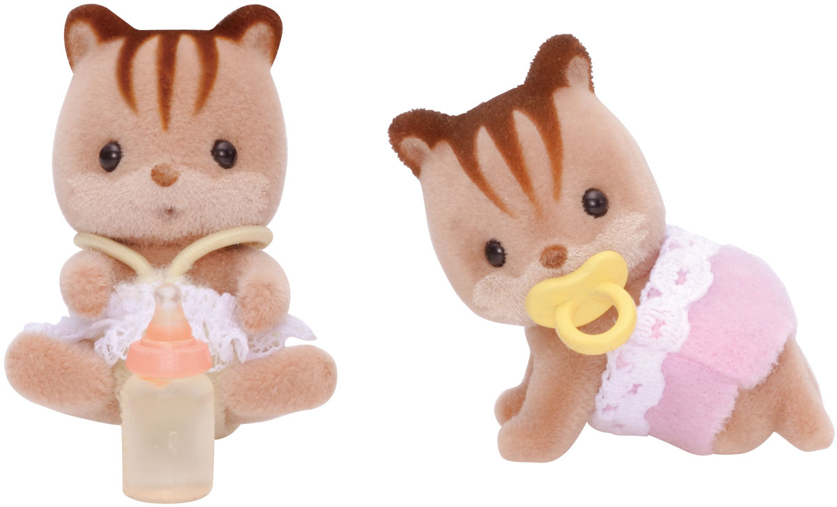 Sylvanian Families Набор фигурок Бельчата-двойняшки3218 Sylvanian Families Набор фигурок Бельчата-двойняшки3218Игровой набор Sylvanian Families Бельчата-двойняшки привлечет внимание вашей малышки и не позволит ей скучать. Набор включает в себя две фигурки бельчат в розовом и желтом костюмчиках и аксессуары для них: пустышку и бутылочку для кормления. Фигурки выполнены из пластика и покрыты мягким приятным на ощупь флоком. Ваша малышка будет часами играть с набором, придумывая различные истории. Sylvanian Families - это целый мир маленьких жителей, объединенных общей легендой. Жители страны Sylvanian Families - это кролики, белки, медведи, лисы и многие другие. У каждого из них есть дом, в котором есть все необходимое для счастливой жизни. В городе, где живут герои, есть школа, больница, рынок, пекарня, детский сад и множество других полезных объектов. Жители этой страны живут семьями, в каждой из которой есть дети. В домах Sylvanian Families царит уют и гармония. Домашние животные радуют хозяев. Здесь продумана каждая мелочь, от одежды до мебели и аксессуаров. ...