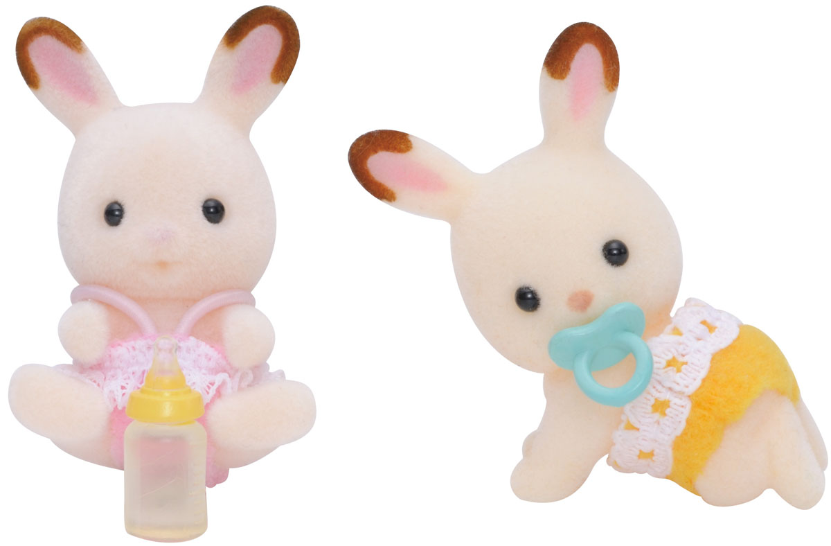 Sylvanian Families Набор фигурок Шоколадные Кролики-двойняшки3217 Sylvanian Families Набор фигурок Шоколадные Кролики-двойняшки3217Игровой набор Sylvanian Families Шоколадные Кролики-двойняшки привлечет внимание вашей малышки и не позволит ей скучать. Набор включает в себя две фигурки кроликов в розовом и желтом костюмчиках и аксессуары для них: пустышку и бутылочку для кормления. Фигурки выполнены из пластика и покрыты мягким приятным на ощупь флоком. Ваша малышка будет часами играть с набором, придумывая различные истории. Sylvanian Families - это целый мир маленьких жителей, объединенных общей легендой. Жители страны Sylvanian Families - это кролики, белки, медведи, лисы и многие другие. У каждого из них есть дом, в котором есть все необходимое для счастливой жизни. В городе, где живут герои, есть школа, больница, рынок, пекарня, детский сад и множество других полезных объектов. Жители этой страны живут семьями, в каждой из которой есть дети. В домах Sylvanian Families царит уют и гармония. Домашние животные радуют хозяев. Здесь продумана каждая мелочь, от одежды до мебели и...