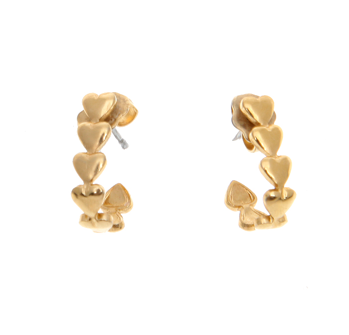 Серьги Avon. Металл. Avon, США, конец XX векаKF0922 Серьги Avon. Металл. Avon, США, конец XX векаKF0922Сережки Avon. Металл. Avon, США, конец XX века. Длина 2 см, ширина 0,5 см. Сохранность хорошая. Имеется клеймо Avon. Серьги выполнены в виде плоских сердечек. Интересные изделия и выглядят с изюминкой! Такие серёжки подойдут всем девушкам! Компания Avon существует с 1886 года. В 1886 году Девид Макконнел основал парфюмерную компанию. С 1928 года всю свою продукцию компания выпускала под маркой Avon. Украшения стали производиться с 1971 года. В качестве дизайнеров привлекались известные компании, именитые ювелирные дизайнеры, а также звезды кино и телевидения: Кеннет Джейн Лейн, Элизабет Тейлор, Баррера, Трифари.В 1980-1984 годы компанией владела Трифари. Это одна из самых старых американских компаний, которые занимались производством бижутерии, поэтому среди изделий Avon вы обязательно найдете для себя изделия по вкусу.