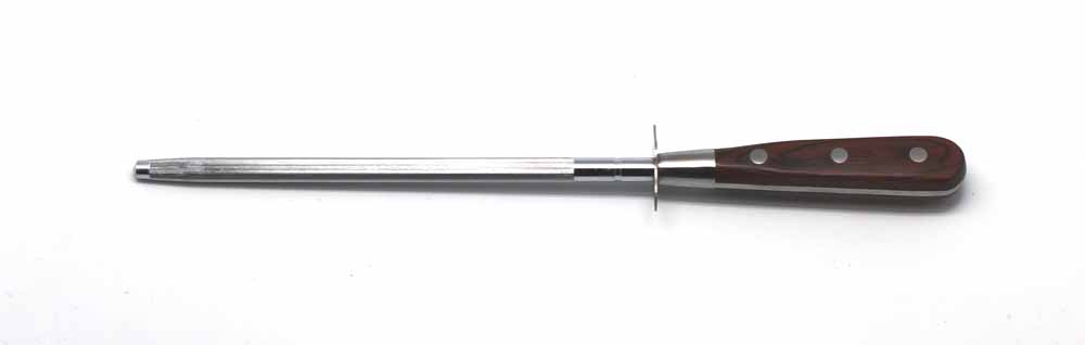 Мусат Atlantis 20см 24401-SK24401-SK Мусат Atlantis 20см 24401-SK24401-SKМусат для ножей Atlantis изготовлен из нержавеющей стали. У профессионалов мусат пользуется большим уважением и спросом. Опытные повара правят ножи по принципу нож об нож, выправляя завернувшуюся или притупившуюся режущую кромку одного ножа об одно из ребер другого. Мусат же является неким собранием таких ребер на одном прутке с удобной эргономичной ручкой. Мусат Atlantis будет долгожданным дополнением к любой кухне. Германская компания Atlantis была основана в 2002 году. На сегодняшний день товар этой компании широко представлен в России. Особые сплав стали с цинком обеспечивает ножам компании Atlantis особую прочность, благодаря чему ее продукция очень прочная и долговечная! Кроме того, удобный и разнообразный дизайн ножей позволяет выбрать тот вариант, который идеально подойдет именно Вам.