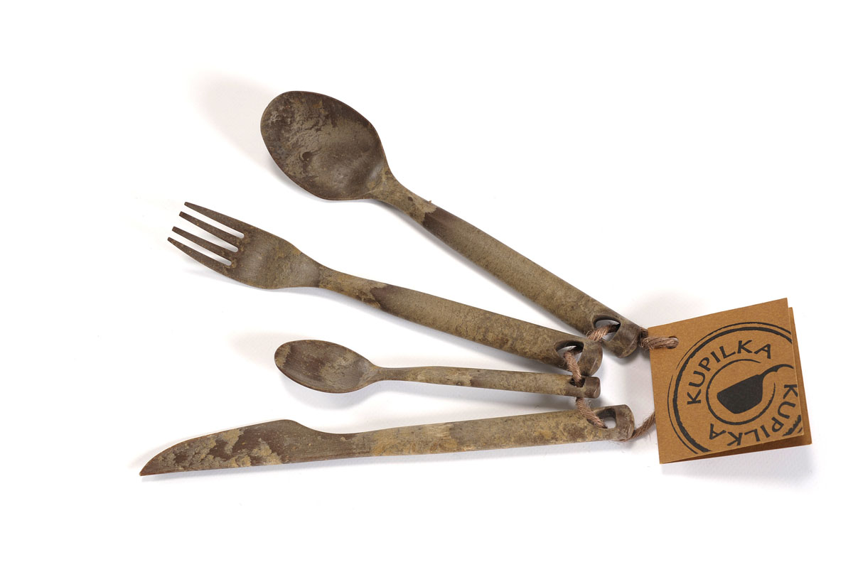 Набор столовых приборов Kupilka Cutlery Set, цвет: коричневый, 4 предметаKUP CS Набор столовых приборов Kupilka Cutlery Set, цвет: коричневый, 4 предметаKUP CSНабор столовых приборов Kupilka Cutlery Set – стильное и оригинальное решение для походной кухни или кухонного интерьера. Набор состоит из вилки, ножа, столовой ложки и чайной ложки. Вес всего комплекта составляет 56 грамм. Весь набор изготовлен из биоматериала. Этот материал представляет собой термопластичный природный волокнистый композит, который состоит из 50% древесины (сосновое волокно) и 50% пластика. Набор не требует большого ухода и не впитывает запахи, не чувствителен к влажности, его можно мыть в посудомоечной машине. Кроме того этот набор так же пригоден для вторичной переработки. В конце его срока службы, продукт может быть измельчен и отлит заново. Рекомендуемая температура для использования от -30 °C до +100 °C.