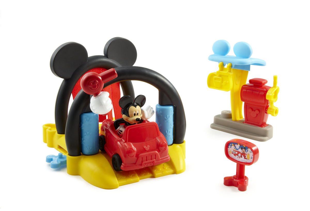 Mickey Mouse Игровой набор АвтомойкаBDJ81 Mickey Mouse Игровой набор АвтомойкаBDJ81Игровой набор Mickey Mouse Автомойка привлечет внимание вашего ребенка и не позволит ему скучать. Автомобиль Микки грязный после дня вождения, поэтому Микки привез его на автомойку! Отвезите машину Микки в начало мойки и поставьте ее на направляющие. Сначала машина пройдет участок с тканевыми занавесками, где покроется пеной, затем пройдет через ролики для сильной очистки, и в завершение - суперсушка! Прежде чем Микки уедет, он остановится на заправке и заправит автомобильный бак топливом. В набор входят: фигурка Микки, автомобиль, автомойка с тканевыми занавесками, прокатными роликами и сушилкой, автозаправка, топливная станция с навесным насосным рычагом. Порадуйте своего ребенка таким замечательным подарком! Характеристики: Материал: пластик, текстиль. Высота фигурки: 7 см. Размер автомобиля: 7,5 см х 6,5 см х 5 см. Размер автомойки: 20 см х 16 см х 13,5 см. Размер упаковки: 35,5 см х 16 см х 23 см.