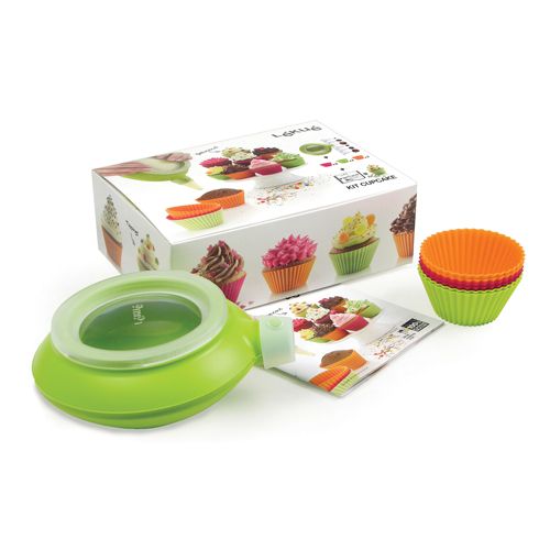 Набор Lekue Kit Cupcake: 6 силиконовых формочек + декоратор Decomax. 3000004SURM0173000004SURM017 Набор Lekue Kit Cupcake: 6 силиконовых формочек + декоратор Decomax. 3000004SURM0173000004SURM017Набор включает в себя 6 формочек для кексов из силикона и декоратор Decomax. Формы для выпечки с рифлеными краями выполнены из силикона зеленого, оранжевого и розового цветов и предназначены для изготовления кексов, выпечки, желе, льда, мороженого и др. С помощью таких форм любой день можно превратить в праздник и порадовать детей. Декоратор Lekue Decomax выполнен из силикона и имеет очень удобную конструкцию, позволяющую сменить наконечник- дозатор в процессе украшения блюда. В качестве материала для росписи могут использоваться кремы, сахарная глазурь, кетчуп, майонез, соус, которые легко набираются в декоратор. Благодаря тому, что декоратор плотно закрывается крышкой, его можно положить в холодильник на хранение или охладить наполнитель в случае необходимости. Характеристики: Материал: силикон, пластик. Размер формы: 8 см х 4,5 см х 5 см. Комплектация формочек: 6 шт. Размер декоратора (без учета насадок): 15 см х 8 см х 15 см. ...