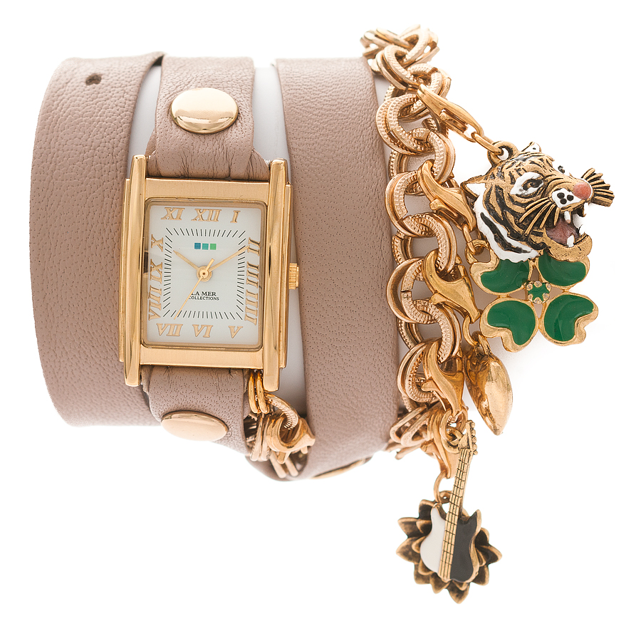 Часы наручные женские La Mer Collections Charm Lucky Nude. LMCHARM001CLMCHARM001C Часы наручные женские La Mer Collections Charm Lucky Nude. LMCHARM001CLMCHARM001CЧасы оснащены японским кварцевым механизмом. Корпус прямоугольной формы выполнен из нержавеющей стали золотистого цвета. Оригинальный кожаный ремешок бежевого цвета отделан металлическими клепками и дополнен цепочкой с декоративными элементами. Каждая модель женских наручных часов La Mer Collections имеет эксклюзивный дизайн, в основу которого положено необычное сочетание классических циферблатов с удлиненными кожаными ремешками. Оборачиваясь вокруг запястья несколько раз, они образуют эффект кожаного браслета, превращая часы в женственный аксессуар, который великолепно дополнит другие аксессуары и весь образ в целом. Дизайн La Mer Collections отвечает всем последним тенденциям моды и превосходно сочетается с модными сумками, ремнями, обувью и другими элементами гардероба современных девушек. Часы La Mer - это еще и отличный подарок любимой девушке, сестре или подруге на день рождения, восьмое марта или новый год! Характеристики: Механизм:...