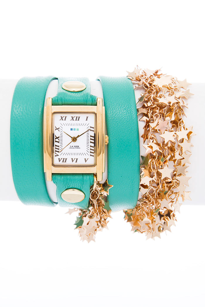 Часы наручные женские La Mer Collections Sparkling Stars Mint - Gold. LMCW6004LMCW6004 Часы наручные женские La Mer Collections Sparkling Stars Mint - Gold. LMCW6004LMCW6004Часы оснащены японским кварцевым механизмом. Корпус прямоугольной формы выполнен из нержавеющей стали золотистого цвета. Оригинальный ремешок бирюзового цвета отделан металлическими клепками и дополнен связкой цепочек со звездочками. Каждая модель женских наручных часов La Mer Collections имеет эксклюзивный дизайн, в основу которого положено необычное сочетание классических циферблатов с удлиненными кожаными ремешками. Оборачиваясь вокруг запястья несколько раз, они образуют эффект кожаного браслета, превращая часы в женственный аксессуар, который великолепно дополнит другие аксессуары и весь образ в целом. Дизайн La Mer Collections отвечает всем последним тенденциям моды и превосходно сочетается с модными сумками, ремнями, обувью и другими элементами гардероба современных девушек. Часы La Mer - это еще и отличный подарок любимой девушке, сестре или подруге на день рождения, восьмое марта или новый год!