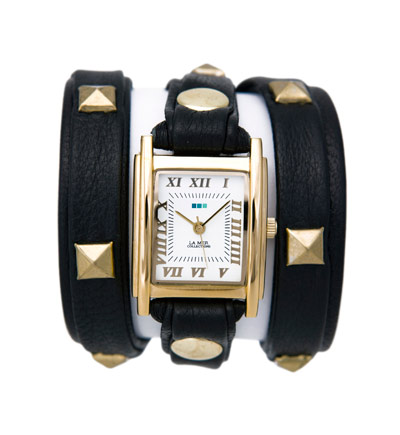 Часы наручные женские La Mer Collections Pyramid Stud Black Gold. LMLW1010ALMLW1010A Часы наручные женские La Mer Collections Pyramid Stud Black Gold. LMLW1010ALMLW1010AЧасы оснащены японским кварцевым механизмом. Корпус круглой формы выполнен из нержавеющей стали золотистого цвета. Оригинальный кожаный ремешок черного цвета отделан металлическими клепками. Каждая модель женских наручных часов La Mer Collections имеет эксклюзивный дизайн, в основу которого положено необычное сочетание классических циферблатов с удлиненными кожаными ремешками. Оборачиваясь вокруг запястья несколько раз, они образуют эффект кожаного браслета, превращая часы в женственный аксессуар, который великолепно дополнит другие аксессуары и весь образ в целом. Дизайн La Mer Collections отвечает всем последним тенденциям моды и превосходно сочетается с модными сумками, ремнями, обувью и другими элементами гардероба современных девушек. Часы La Mer - это еще и отличный подарок любимой девушке, сестре или подруге на день рождения, восьмое марта или новый год!