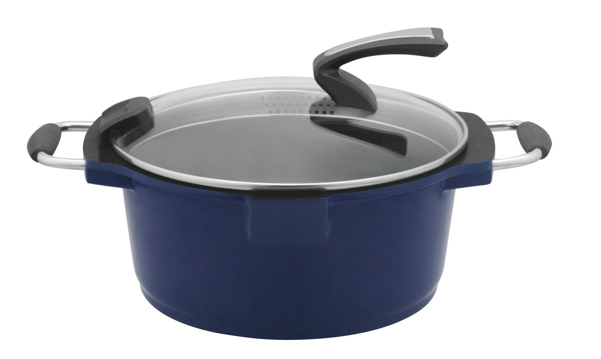 Кастрюля Rainstahl с крышкой, с керамическим покрытием, цвет: синий, 2,5 л9320RS Кастрюля Rainstahl с крышкой, с керамическим покрытием, цвет: синий, 2,5 л9320RSКастрюля Rainstahl изготовлена из литого алюминия. Этот материал обладает уникальными свойствами. Он устойчив к деформации, не имеет легирующих элементов, долго удерживает накопленное тепло, а также отлично проводит тепло: в 4 раза лучше чугуна и в 13 раз нержавеющей стали. Это дает возможность экономить время и электроэнергию, особенно на электрической плите. Алюминий - легкий материал, посудой из него удобно и легко пользоваться. Внутреннее керамическое противопригарное покрытие экологически чистое и безопасное для здоровья. Благодаря керамическому покрытию пища не пригорает и не прилипает к поверхности сковороды, что позволяет готовить с минимальным количеством масла. Внешнее покрытие - жаростойкий лак синего цвета. Кастрюля оснащена удобными металлическими ручками с силиконовыми вставками. Крышка изготовлена из термостойкого стекла и снабжена удобной ручкой. Благодаря такой крышке можно следить за приготовлением пищи без потери тепла. Перфорация на ободке крышки и...