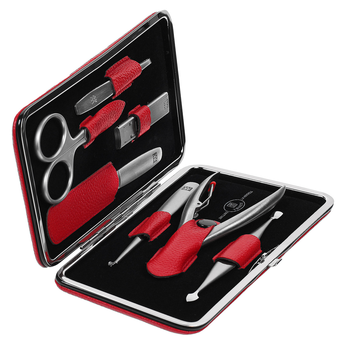 Zwilling Маникюрный набор Twinox, цвет: красный, 7 предметов. 97093-00297093-002 Zwilling Маникюрный набор Twinox, цвет: красный, 7 предметов. 97093-00297093-002Маникюрный набор Zwilling Twinox состоит из 7 предметов: ножниц для ногтей и кутикулы, маникюрных щипцов для ногтей, кусачек для ногтей, скошенного пинцета, пилочки для ногтей, двойного инструмента для отодвигания кутикулы и чистки под ногтями, маникюрного инструмента для обрезания кутикулы. Инструменты изготовлены из высококачественной нержавеющей стали и хранятся в футляре из натуральной кожи красного цвета. Уход: инструменты предохранять от падения на пол. Время от времени смазывать чистым маслом область соединения, винт, внутреннюю часть и режущие кромки кусачек и ножниц. Использовать только по назначению! Затачивать инструменты у специалиста. Хранить в недоступном для детей месте. Характеристики: Материал: нержавеющая сталь. Длина ножниц: 9 см. Длина щипцов: 6 см. Длина кусачек: 12,5 см. Длина пинцета: 9 см. Общая длина пилочки: 13 см. Длина пилящей поверхности: 7 см. ...
