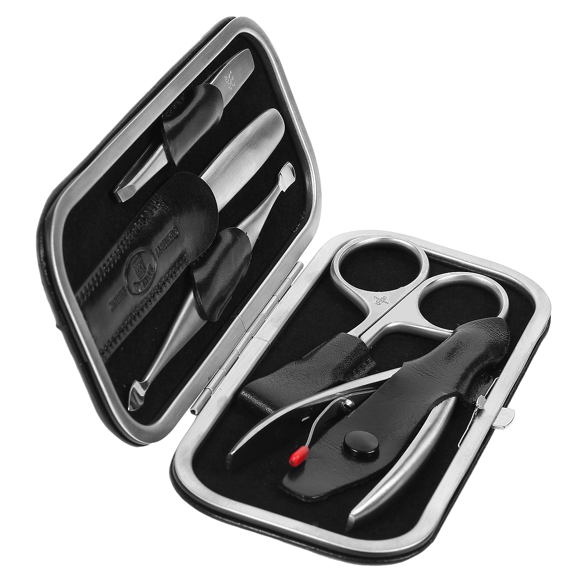 Zwilling Маникюрный набор Twinox, цвет: черный, 5 предметов. 97089-03497089-034 Zwilling Маникюрный набор Twinox, цвет: черный, 5 предметов. 97089-03497089-034Маникюрный набор Zwilling Twinox состоит из 5 предметов: ножниц для ногтей, кусачек для кутикулы, скошенного пинцета, пилочки для ногтей и двойного инструмента для отодвигания кутикулы и чистки под ногтями. Инструменты изготовлены из высококачественной нержавеющей стали и хранятся в футляре из натуральной кожи черного цвета. Уход: инструменты предохранять от падения на пол. Время от времени смазывать чистым маслом область соединения, винт, внутреннюю часть и режущие кромки кусачек и ножниц. Использовать только по назначению! Затачивать инструменты у специалиста. Хранить в недоступном для детей месте. Характеристики: Материал: нержавеющая сталь. Длина ножниц для ногтей: 9,5 см. Длина кусачек для кутикулы: 10,5 см. Длина пинцета: 9 см. Общая длина пилочки: 13 см. Длина пилящей поверхности: 6,8 см. Длина маникюрного инструмента: 12,5 см. Материал футляра: металл, натуральная...