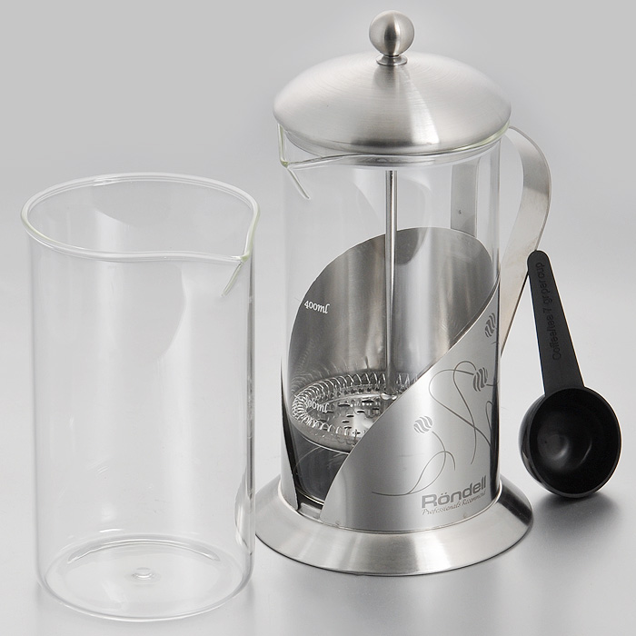 Френч-пресс Rondell Tasse, с ложечкой, 600 мл + запасная колбаRDS-101 Френч-пресс Rondell Tasse, с ложечкой, 600 мл + запасная колбаRDS-101Френч-пресс Rondell Tasse выполнен из высококачественной пищевой нержавеющей стали и жаропрочного стекла. Матированная поверхность стальной части изделия позволяет долго сохранять безупречный вид. Жаропрочное стекло может выдерживать температуру до 180°С. Фильтр-поршень из нержавеющей стали обеспечивает равномерную циркуляцию воды и насыщенность напитка. С его помощью также можно регулировать степень крепости чая. Колба имеет отметки литража, что позволяет соблюдать рецептуру без дополнительных предметов. Френч-пресс оснащен теплосберегающей крышкой и удобной ненагревающейся ручкой. В комплект входит пластиковая мерная ложечка, сменная колба для удобства заваривания разных видов напитков и буклет с рецептами оригинальных напитков из чая и кофе. Френч-пресс Rondell Tasse позволит быстро и просто приготовить свежий и ароматный кофе или чай. Нельзя мыть в посудомоечной машине. Характеристики: Материал: нержавеющая сталь 18/10, стекло, пластик. ...
