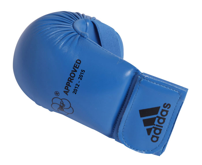 Накладки для карате Adidas WKF Bigger, цвет: синий. 661.22. Размер M661.22 Накладки для карате Adidas WKF Bigger, цвет: синий. 661.22. Размер M661.22Изогнутые накладки Adidas WKF Bigger с объемным наполнителем необходимы при занятиях спортом для защиты пальцев, суставов и кисти руки в целом от вывихов, ушибов и прочих повреждений. Накладки выполнены из высококачественного полиуретан PU3G. Накладки прочно фиксируются на запястье за счет широкой эластичной ленты на липучке. Удобные и эргономичные накладки Adidas идеально подойдут для занятий карате и другими видами единоборств. Одобрены WKF. Рассчитаны на рост 160-170 см.