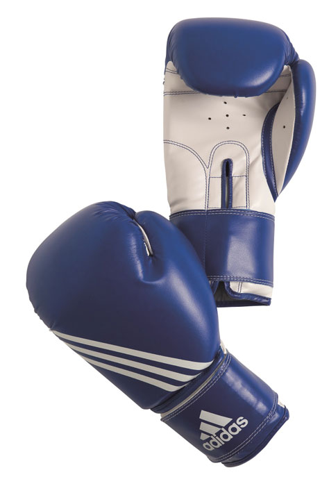 Перчатки боксерские Adidas Training, цвет: сине-белый. adiBT02. Вес 8 унцийadiBT02 Перчатки боксерские Adidas Training, цвет: сине-белый. adiBT02. Вес 8 унцийadiBT02Боксерские перчатки Adidas Training изготовлены из мягкого полиуретана PU3G, который по своим качествам не уступает натуральной коже. Внутренний наполнитель из многослойной пены закрывает тыльную сторону и боковую часть ладони, обеспечивая надежную защиту рук боксера и позволяя безопасно тренироваться в полную силу. Предварительно изогнутый по технологии Intelligent Mould Technology крой перчатки позволяет боксеру держать кулак в правильном положении. Загнутый параллельно кулаку большой палец обеспечивает безопасность при нанесении ударов и защищает большой палец от вывихов и травм. Внутренняя подкладка и вентиляционные отверстия на ладони создают максимальный уровень комфорта для рук, поддерживая оптимальный микроклимат внутри перчаток. Широкий ремень, охватывая запястье, полностью оборачивается вокруг манжеты, благодаря чему создается дополнительная защита лучезапястного сустава от травмирования. Застежка на липучке способствует быстрому и удобному одеванию перчаток, плотно...