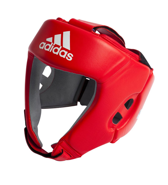 Шлем боксерский Adidas AIBA, цвет: красный. AIBAH1. Размер M (48-52 см)AIBAH1 Шлем боксерский Adidas AIBA, цвет: красный. AIBAH1. Размер M (48-52 см)AIBAH1Боксерский шлем Adidas AIBA разработан и спроектирован для обеспечения максимальной защиты и оптимальной видимости. Шлем сертифицирован Международной ассоциацией бокса (AIBA). Оболочка шлема изготовлена из натуральной кожи, что увеличивает срок эксплуатации шлема. Внутреннее наполнение из пены, изготовленной по технологии Air Cushion, обеспечивает отличную амортизацию ударных нагрузок. Внутренняя подкладка выполнена из высокотехнологичной, искусственной кожи Amara. Шлем имеет легкую конструкцию без защиты скул. Два широких ремня фиксируемых липучкой на теменной части и два ремня на липучке в затылочной части позволяют регулировать размер шлема и обеспечивают плотную и удобную посадку, исключая смещение шлема во время боя. Так же шлем имеет регулируемый ремешок под подбородком.