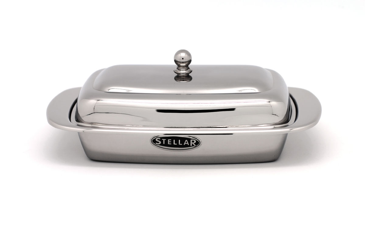 Масленка Silampos Stellar. 41281318ST5641281318ST56 Масленка Silampos Stellar. 41281318ST5641281318ST56Масленка Silampos Stellar изготовлена из высококачественной нержавеющей стали с зеркальной полировкой. Масленка состоит из подноса и крышки. Поднос оснащен специальными выемками, благодаря которым крышка плотно на него устанавливается. Масленка поможет красиво подать масло на стол и надолго сохранит его свежим. Можно мыть в посудомоечной машине. Посуда Silampos производится с использованием самых последних достижений в области производства изделий из нержавеющей стали. Алюминиевый диск инкапсулируется между дном кастрюли и защитной оболочкой из нержавеющей стали под давлением 1500 тонн. Этот высокотехнологичный процесс устраняет необходимость обычной сварки, ахиллесовой пяты многих производителей товаров из нержавеющей стали. Вместо того, чтобы сваривать две металлические детали вместе, этот процесс соединяет алюминий и нержавеющей стали в единое целое. Метод полной инкапсуляции позволяет с абсолютной надежностью покрыть алюминиевый диск нержавеющей сталью. Это...