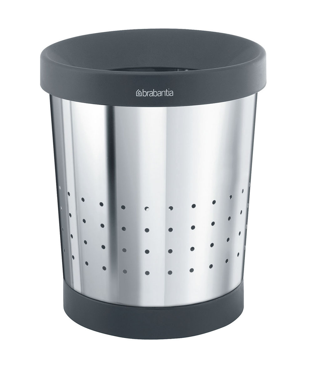Корзина для бумаг Brabantia, 5 л. 364280364280 Корзина для бумаг Brabantia, 5 л. 364280364280Небольшая эстетичная корзина для бумаг Brabantia - практичное решение для любого помещения в доме. Съемный верхний элемент скрывает содержимое и обеспечивает удобную фиксацию мешков для мусора. Корзина выполнена из нержавеющей стали с зеркальной полировкой и пластика черного цвета. Съемный верхний обод позволяет удобно фиксировать мешок для мусора. Защитный пластиковый нижний обод предотвращает повреждение пола. Практичный дизайн позволяет очень эстетично спрятать содержимое. Идеально подходят мешки для мусора с завязками (размер В) (входят в комплект). Диаметр (по верхнему краю): 21 см. Высота: 24 см.