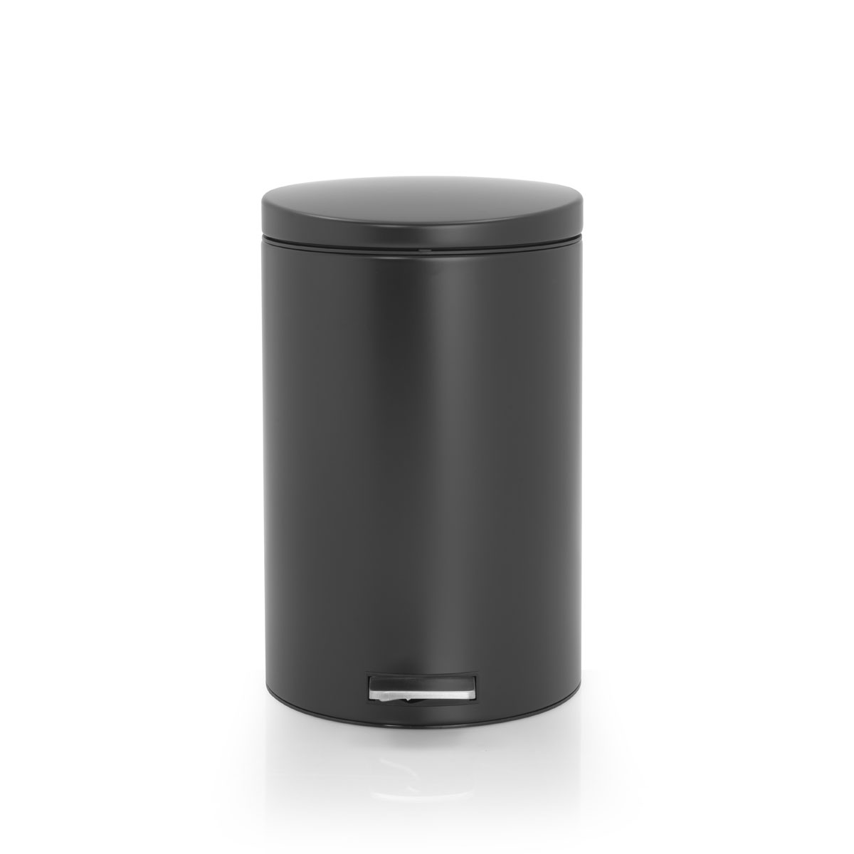 Мусорный бак Brabantia Motion Control, с педалью, цвет: черный, 20 л478345 Мусорный бак Brabantia Motion Control, с педалью, цвет: черный, 20 л478345Мусорный бак Brabantia Motion Control изготовлен из коррозионностойких материалов - стали с матовым покрытием черного цвета. Специальный педальный механизм Motion Control обеспечивает мягкое действие педали и бесшумное открывание крышки. При открывании вручную крышка фиксируется в открытом положении, закрывается нажатием педали. Съемное внутреннее пластиковое ведро обеспечивает легкую очистку. Идеальное решение для раздельного сбора мусора - бак также оснащен съемным отдельным ведром для отходов, пригодных для компостирования (1,5 л). Пластиковый защитный обод предохраняет пол от повреждений. Нескользящая основа обеспечивает отличную устойчивость даже на мокром и скользком полу. По размеру идеально подходят мешки для мусора с завязками (размер 15-20 л, размер E). Элегантный и функциональный мусорный бак Brabantia с педалью идеально подходит для использования на кухне и сортировки мусора. Диаметр: 29,5 см. Высота: 44,5 см. ...