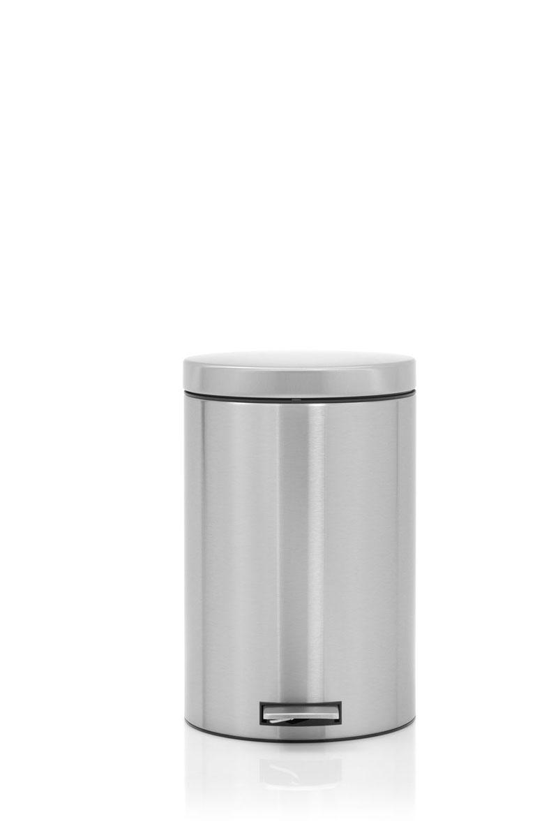Бак мусорный Brabantia Бесшумный, с педалью, цвет: матовая сталь, 20 л478406 Бак мусорный Brabantia Бесшумный, с педалью, цвет: матовая сталь, 20 л478406Элегантный и функциональный мусорный бак Brabantia с педалью на 20 л идеально подходит для использования на кухне и сортировки мусора. Механизм MotionControl обеспечивает мягкое действие педали и бесшумное открывание крышки; Удобный в использовании - при открывании вручную крышка фиксируется в открытом положении, закрывается нажатием педали; Идеальное решение для раздельного сбора мусора - съемное отдельное ведро для отходов, пригодных для компостирования (1,5 л); Надежный педальный механизм, высококачественные коррозионно-стойкие материалы; Удобная очистка - съемное внутреннее пластиковое ведро; Отличная устойчивость даже на мокром и скользком полу – нескользящая основа; Предохранение пола от повреждений - пластиковое защитное основание; Всегда опрятный вид – идеально подходящие по размеру мешки для мусора с завязками (размер 15-20 л, размер E); 10-летняя гарантия Brabantia. Характеристики: Материал: сталь. Размер:...