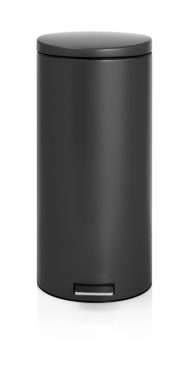Бак мусорный Brabantia Бесшумный, с педалью, цвет: матовый черный, 30 л478826 Бак мусорный Brabantia Бесшумный, с педалью, цвет: матовый черный, 30 л478826Вместительный бак для отходов с мягким педальным управлением и бесшумной крышкой, закрывающейся мягко и бесшумно благодаря специальному механизму MotionControl - идеальное решение для кухни или гостиной. Бесшумное закрывание и мягкое действие педали - механизм MotionControl; Надежный педальный механизм, высококачественные коррозионно-стойкие материалы; Умная фиксация крышки - при открывании крышка не касается стены благодаря уникальной конструкции крепления; Удобная очистка – съемное внутреннее ведро из пластика; Бак удобно перемещать - прочная ручка для переноски; Отличная устойчивость даже на мокром и скользком полу – противоскользящее основание; Предохранение пола от повреждений - пластиковый защитный обод; Всегда опрятный вид – идеально подходящие по размеру мешки для мусора с завязками (размер G); 10-летняя гарантия Brabantia.