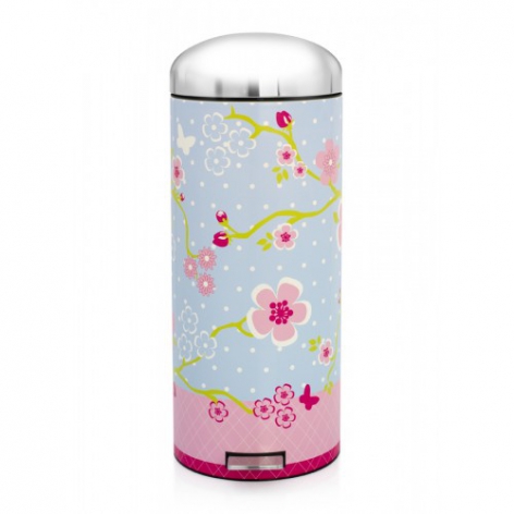 Мусорный бак Brabantia Retro, 30 л. 480348480348 Мусорный бак Brabantia Retro, 30 л. 480348480348Популярный бак Brabantia в стиле ретро с характерной куполообразной крышкой - идеальное решение для вашей кухни или гостинной. Механизм MotionControl обеспечивает мягкое действие педали и бесшумное закрывание крышки; Мягкое действие педали и бесшумное закрывание крышки ; Удобный в использовании - при открывании вручную крышка фиксируется в открытом положении, закрывается нажатием педали; Надежный педальный механизм, высококачественные коррозионно-стойкие материалы; Удобная очистка - съемное внутреннее ведро из пластика; Удобная смена мусорных мешков - во внутреннем ведре имеются специальные вентиляционные отверстия, предотвращающие; Бак удобно перемещать - прочная ручка для переноски; Отличная устойчивость даже на мокром и скользком полу – противоскользящее основание; Предохранение пола от повреждений - пластиковый защитный обод; Всегда опрятный вид – идеально подходящие по размеру мешки для мусора с завязками (размер G); 10-летняя...