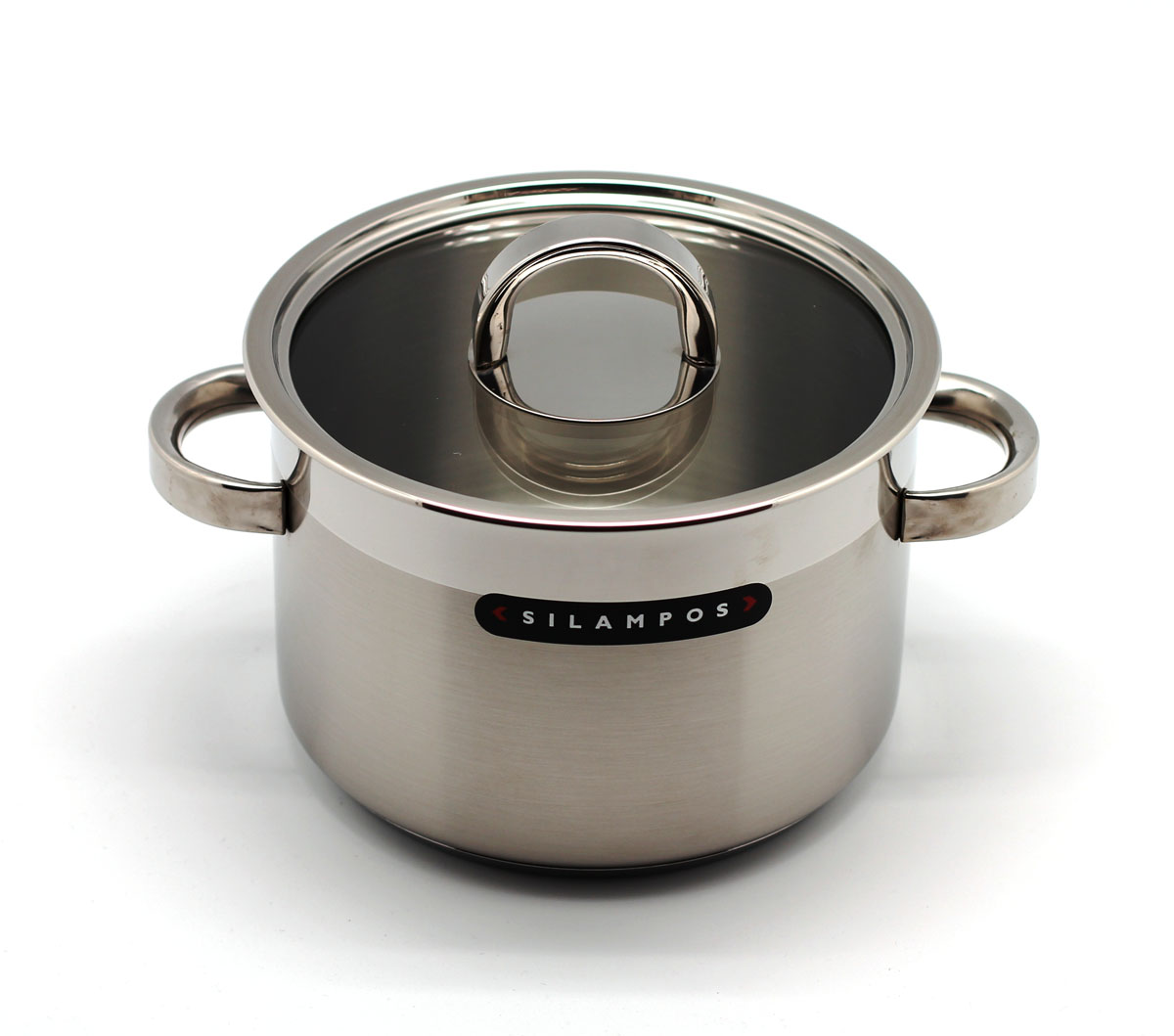 Кастрюля Silampos Атлантико с крышкой, цвет: металлик, 3 л632125V56618 Кастрюля Silampos Атлантико с крышкой, цвет: металлик, 3 л632125V56618Кастрюля Silampos Океан изготовлена из высококачественной нержавеющей стали с матовой внутренней и внешней полировкой. Термическое дно Impact Disc Plus выдерживает температуру, до двух раз превосходящую максимальную температуру, необходимую для приготовления пищи. Изделие оснащено прочными стальными ручками. Специальные изогнутые бортики кастрюли обеспечивают легкое и аккуратное выливание жидкости. Крышка, выполненная из жаропрочного стекла, плотно прилегает к краю кастрюли. Кастрюлю можно использовать на всех типах плит, включая индукционные. Можно мыть в посудомоечной машине. Объем: 3 л. Высота стенки: 12,5 см. Диаметр кастрюли: 19 см. Диаметр дна: 15,5 см.