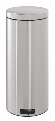 Бак мусорный Brabantia Классический, с педалью, цвет: матовая сталь, 30 л330865 Бак мусорный Brabantia Классический, с педалью, цвет: матовая сталь, 30 л330865Педальный бак на 30 литров поистине универсален и идеально подходит для использования на кухне или в гостиной. Предотвращает распространение запахов - прочная не пропускающая запахи металлическая крышка; Плавное и бесшумное открывание/закрывание крышки; Надежный педальный механизм, высококачественные коррозионно-стойкие материалы; Удобный в использовании - при открывании вручную крышка фиксируется в открытом положении, закрывается нажатием педали; Удобная очистка – съемное внутреннее ведро из пластика; Бак удобно перемещать - прочная ручка для переноски; Предохранение пола от повреждений - пластиковый защитный обод; Всегда опрятный вид - идеально подходящие по размеру мешки для мусора с завязками (размер G); 10-летняя гарантия Brabantia. Цвет: матовый стальной.